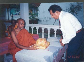 2002 December Akta Patra receive from maha nayaka thero at Gangarama temple at Paliyagoda (2).jpg